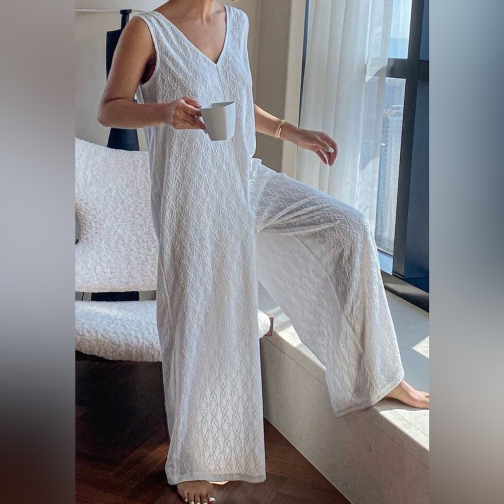 Chic White Sleeveless Jumpsuit with Delicate Details - Picture 7 of 10